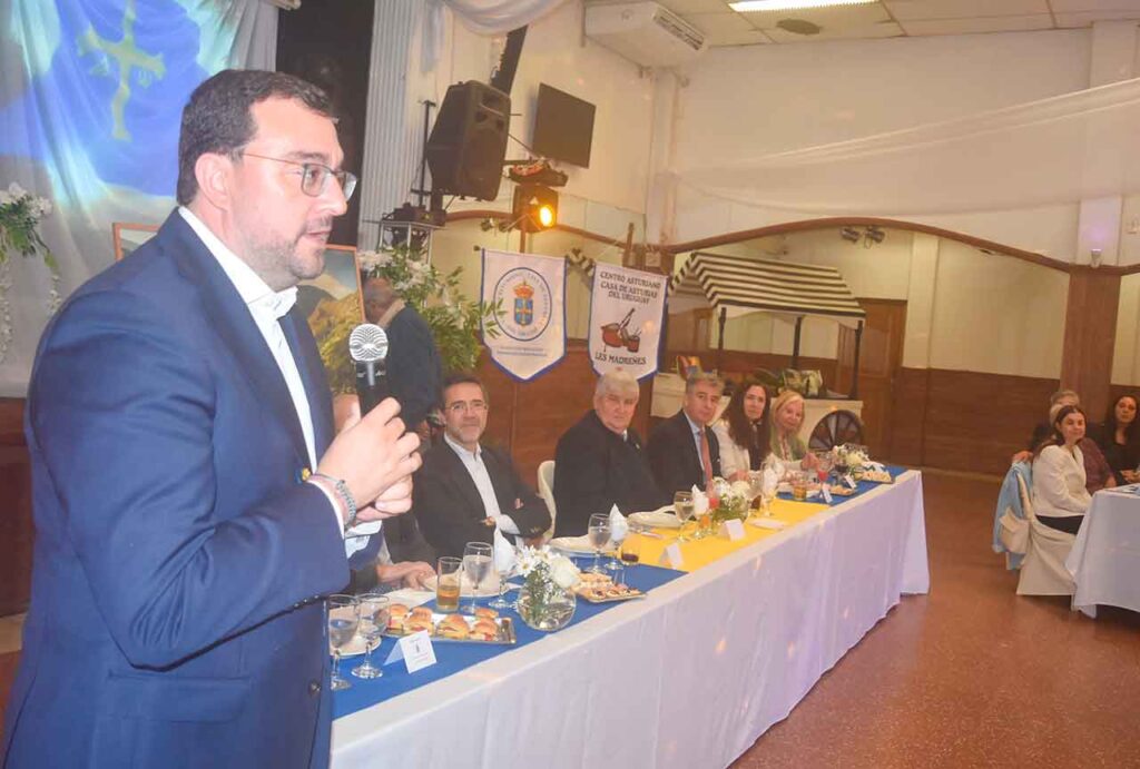 Adrián Barbón se dirige a los asistentes al encuentro en el Centro Asturiano Casa de Asturias de Montevideo.