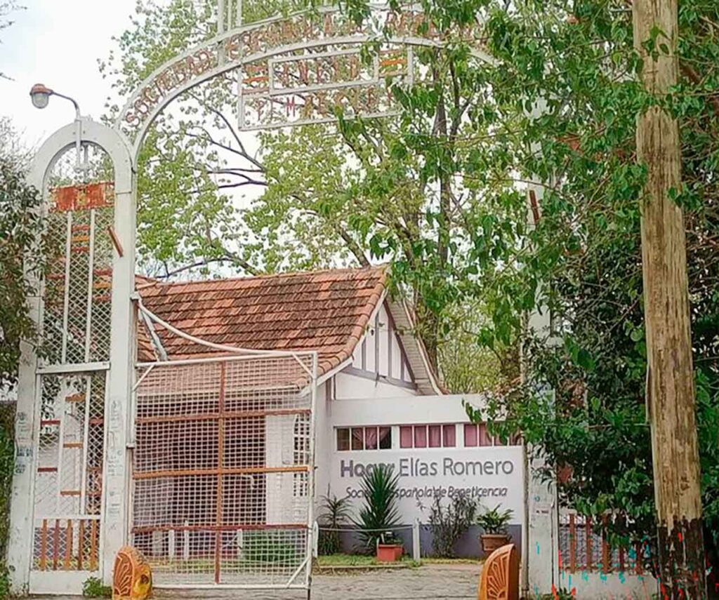 Entrada del Hogar Español Elías Romero, en Temperley.