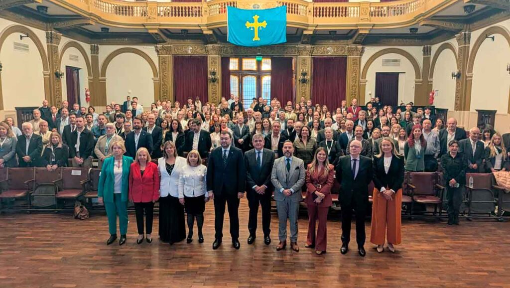 Adrián Barbón y el resto de autoridades con los participantes en el V Congreso Mundial de Asturianía.