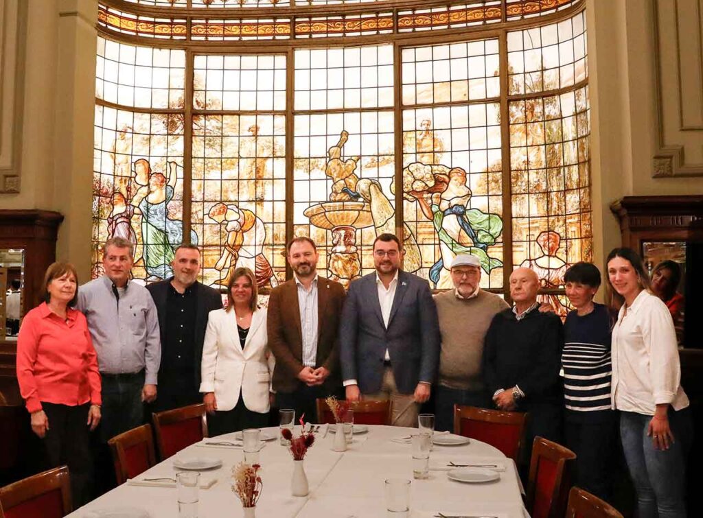 Encuentro en la emblemática Confitería Las Violetas.