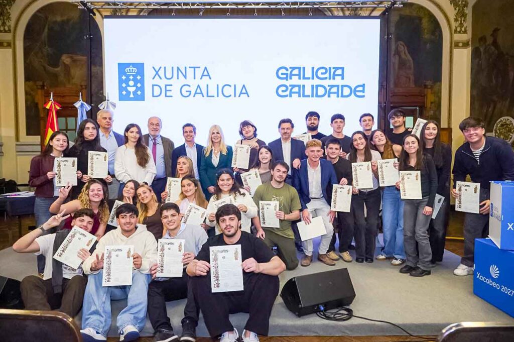 Los jóvenes con sus compostelas y las autoridades.