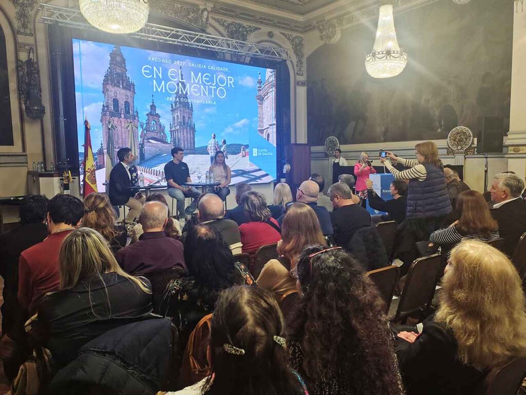 Marcos Gómez Román y dos jóvenes que realizaron el Camino durante un momento de la presentación.