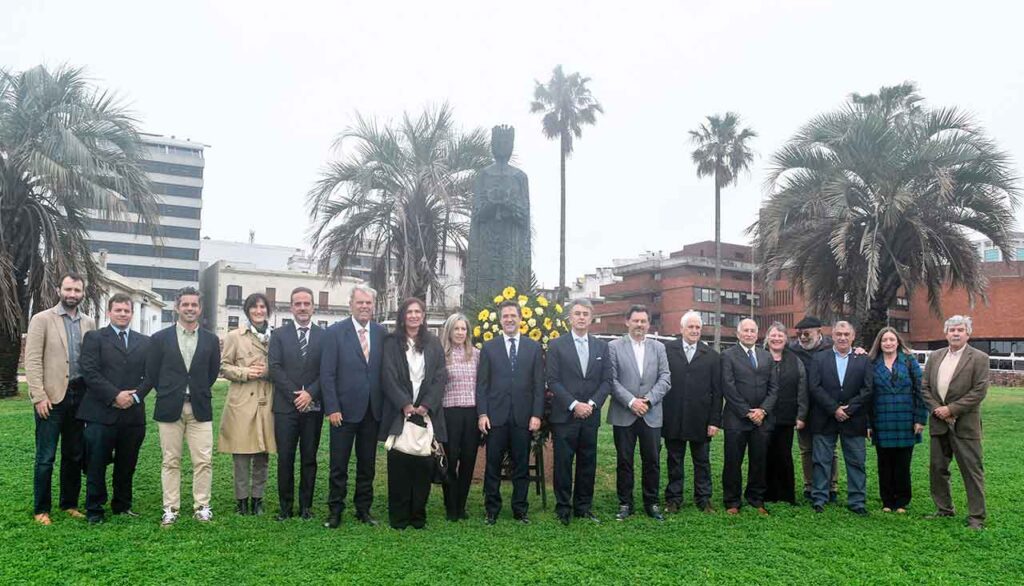 Las autoridades frente al monumento a Isabel la Católica.