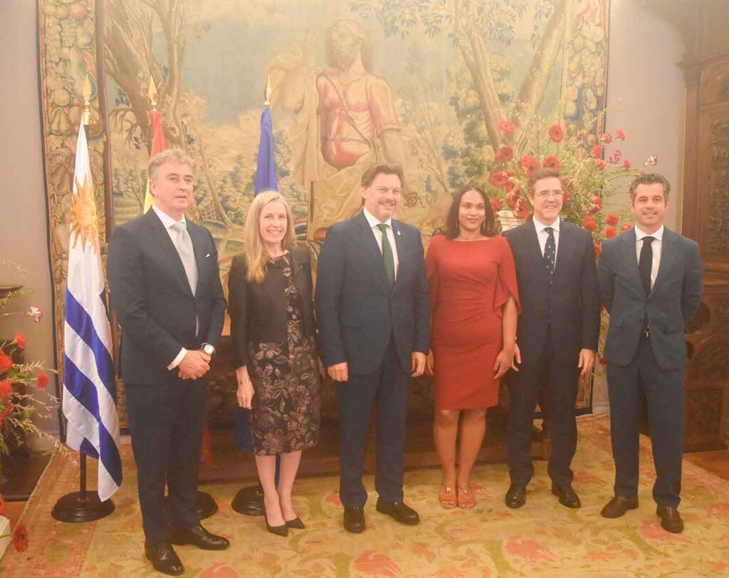 Juan Carlos Gafo, Elvira Domínguez, Antonio Rodríguez Miranda, el embajador Javier Salido y su esposa y Marcos Gómez Román en la Embajada.