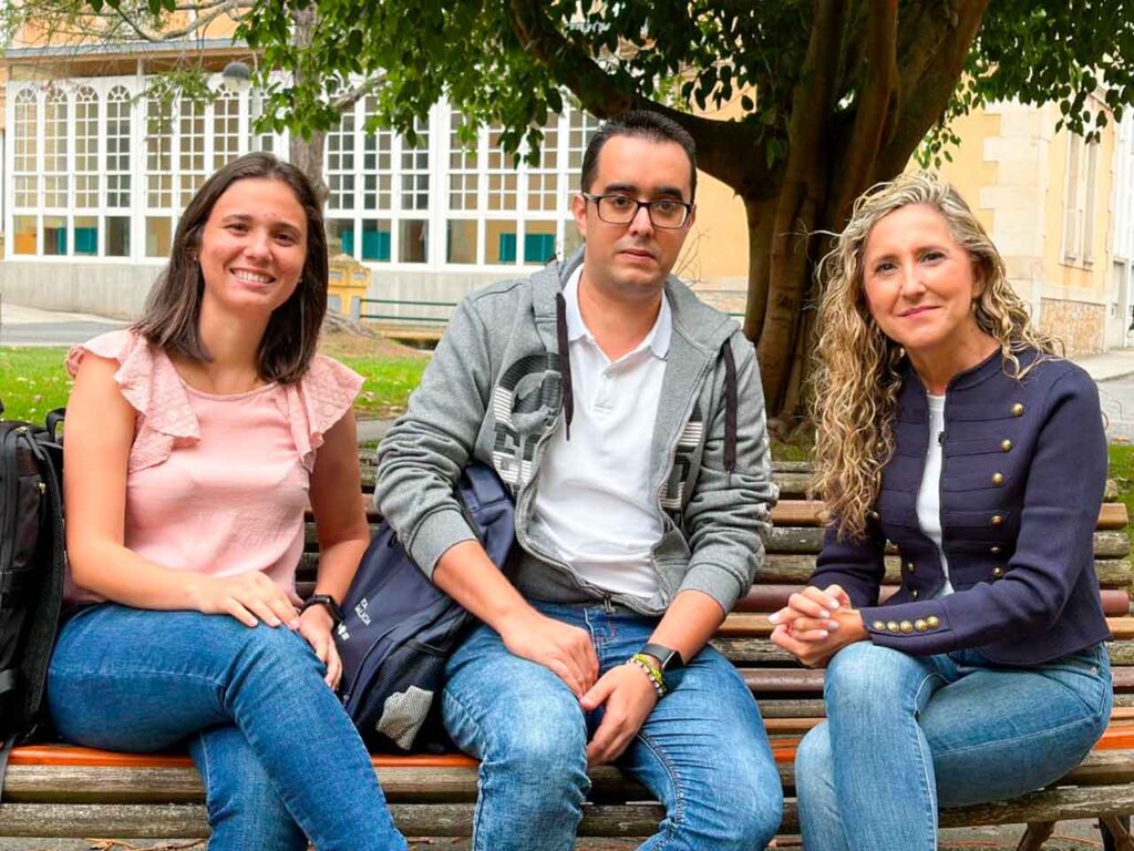 Martina Aneiros, derecha, con los dos becarios BEME que cursan un máster en el Campus de Ferrol.