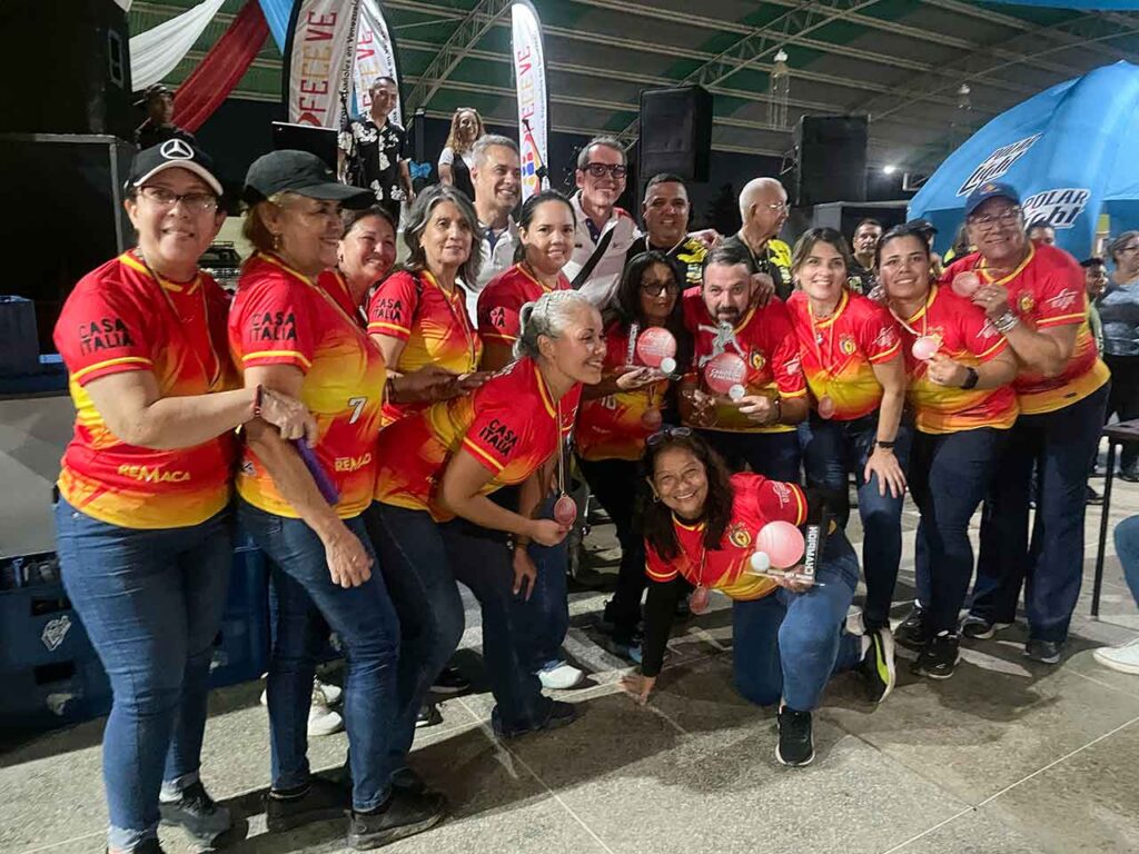Los ganadores recibieron su premio de manos de los directivos de la Feceve.