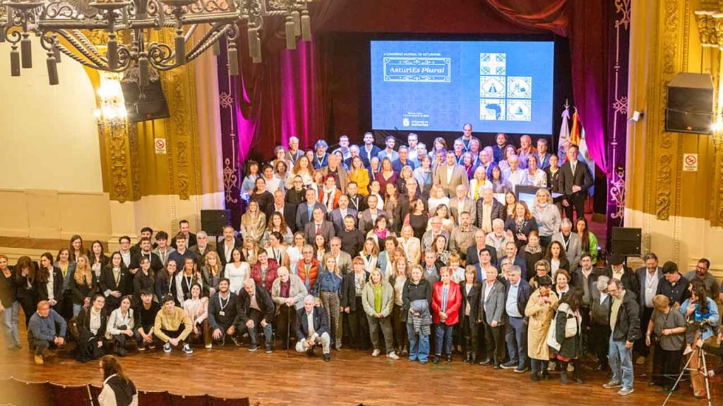 Foto de familia de los participantes en el V Congreso Mundial de Asturianía celebrado en Buenos Aires.