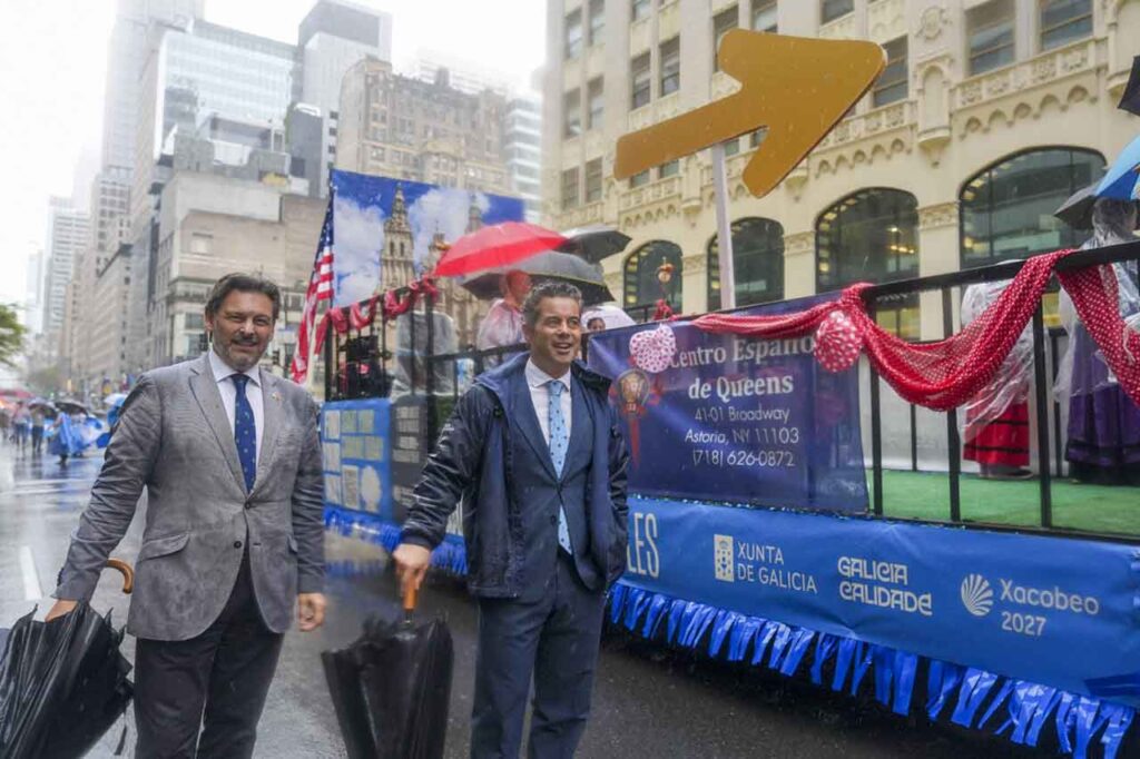 Antonio Rodríguez Miranda y Marcos Gómez Román junto a la carroza del Xacobeo 2027.