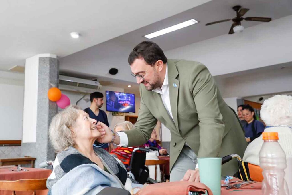 Adrián Barbón saludando a una de las residentes.