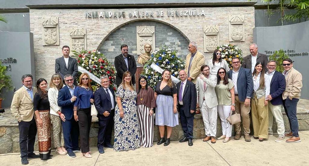 Directivos y representantes de los distintos grupos de la Hermandad Gallega de Venezuela durante la celebración.