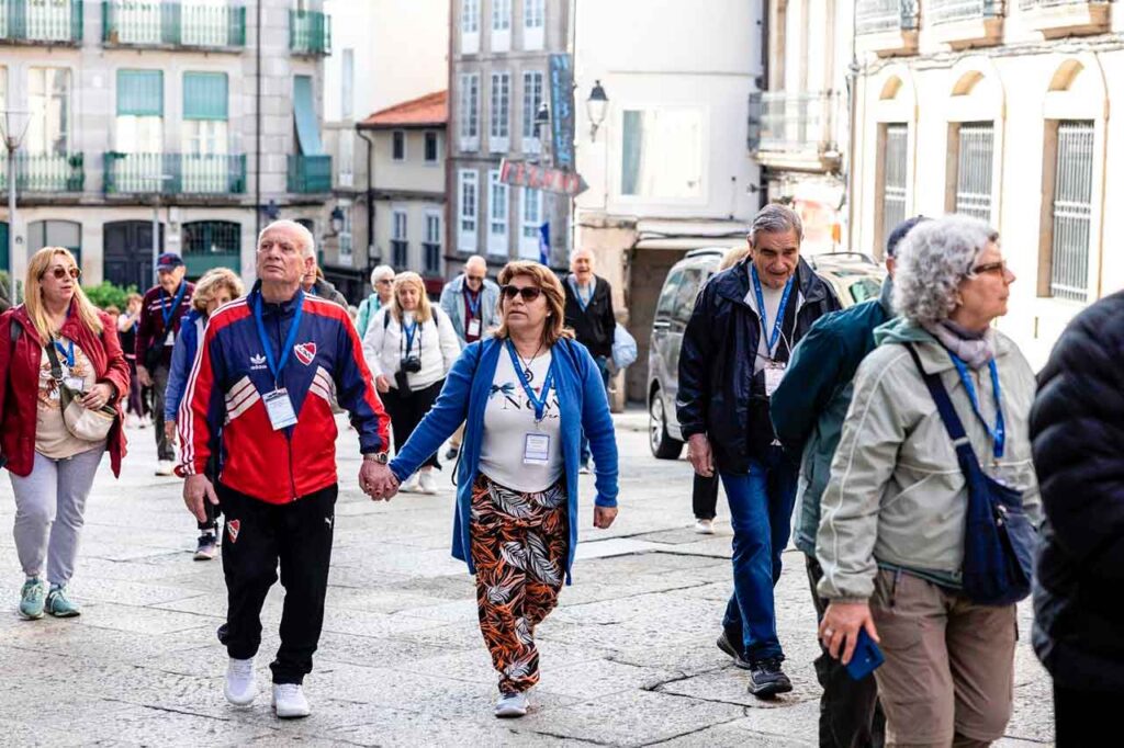 Los participantes en Reencontros con Galicia paseando por Ourense.