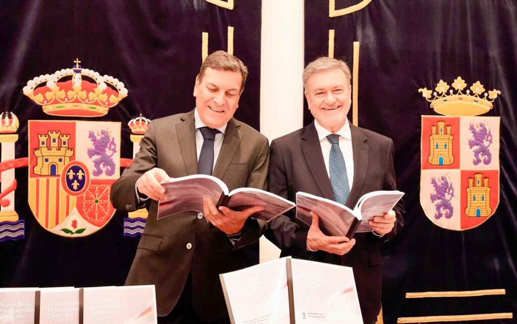 Carlos Fernández Carriedo y el presidente de las Cortes de Castilla y León, Francisco Vázquez, durante el acto de registro del Proyecto de presupuestos de la Junta de Castilla y León para el año 2027.