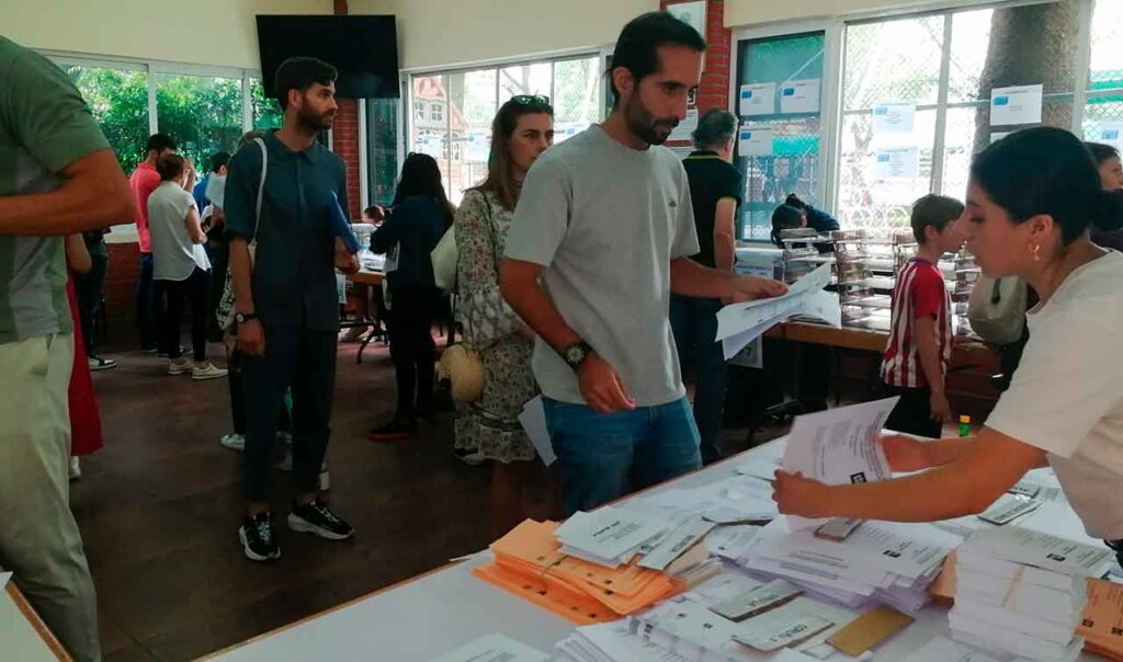 Españoles votando en el Hospital Español en Ciudad de México en las elecciones generales de 2023.