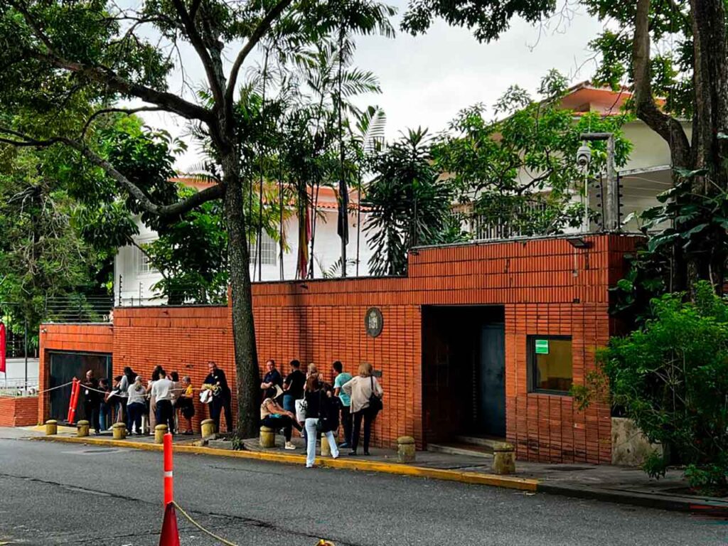 Gente haciendo cola a las puertas de la Quinta Marmolejo, sede provisional del Consulado de España en Caracas.
