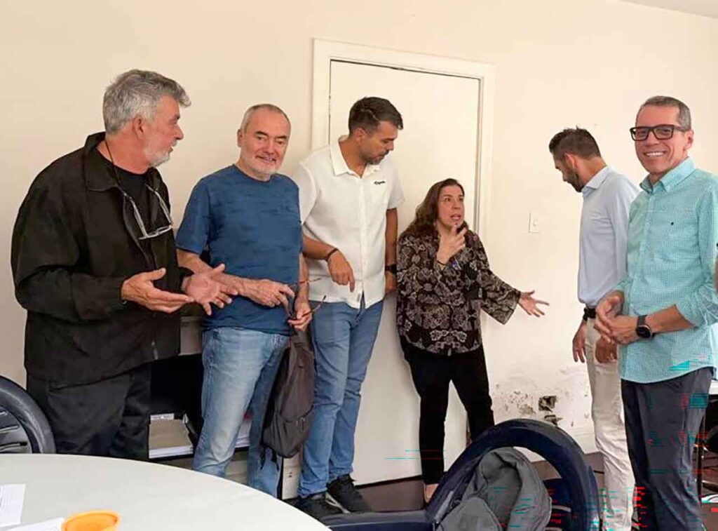 Directivos de Feceve visitando la Quinta Marmolejo junto a representantes sindicales de los trabajadores del Consulado.