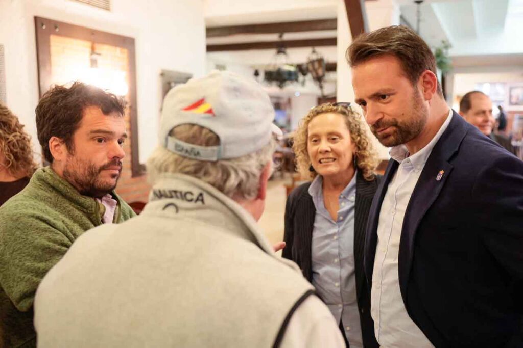 Álvaro Queipo, derecha, charlando con emigrantes asturiano en Santiago de Chile.