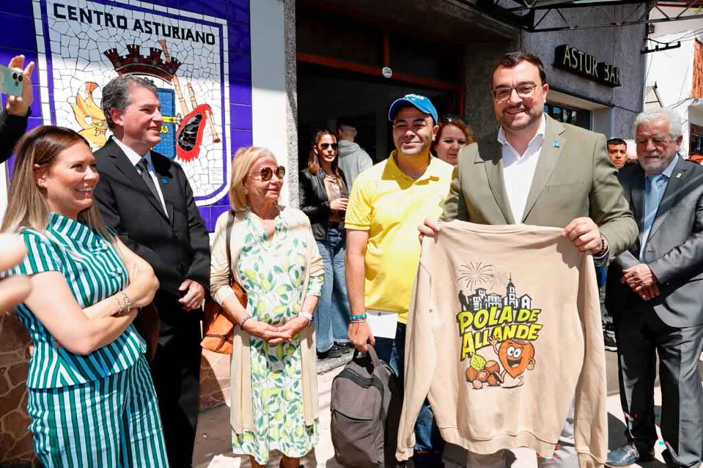 Barbón y el resto de autoridades en la visita al Centro Asturiano de Lanús.