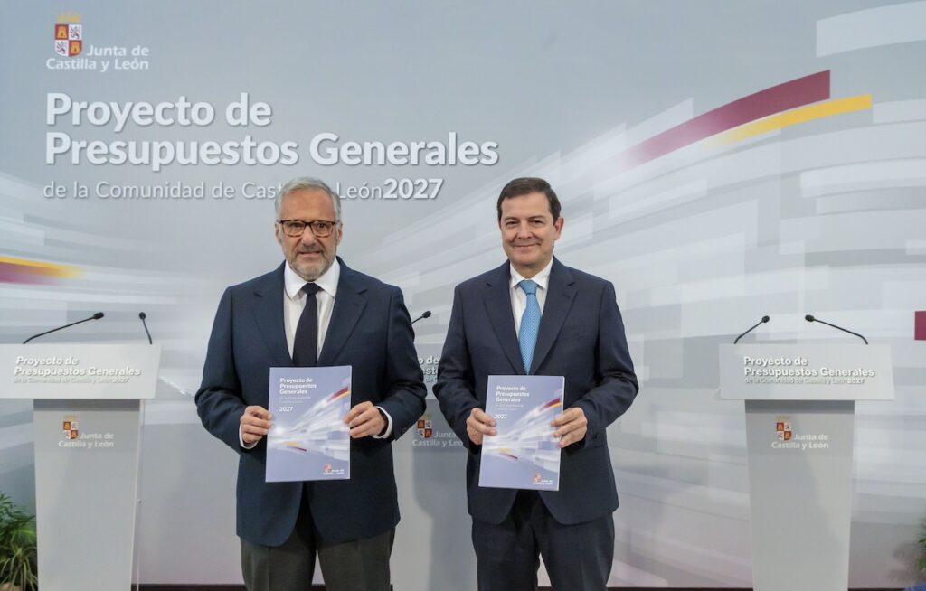El presidente de la Junta de Castilla y León, Alfonso Fernández Mañueco, presentó el pasado 13 de octubre el Proyecto de Ley de Presupuestos Generales de la Comunidad para 2027  acompañado por el vicepresidente primero y consejero de Desregulación, Familia y Ayudas Sociales, Carlos Pollán.
