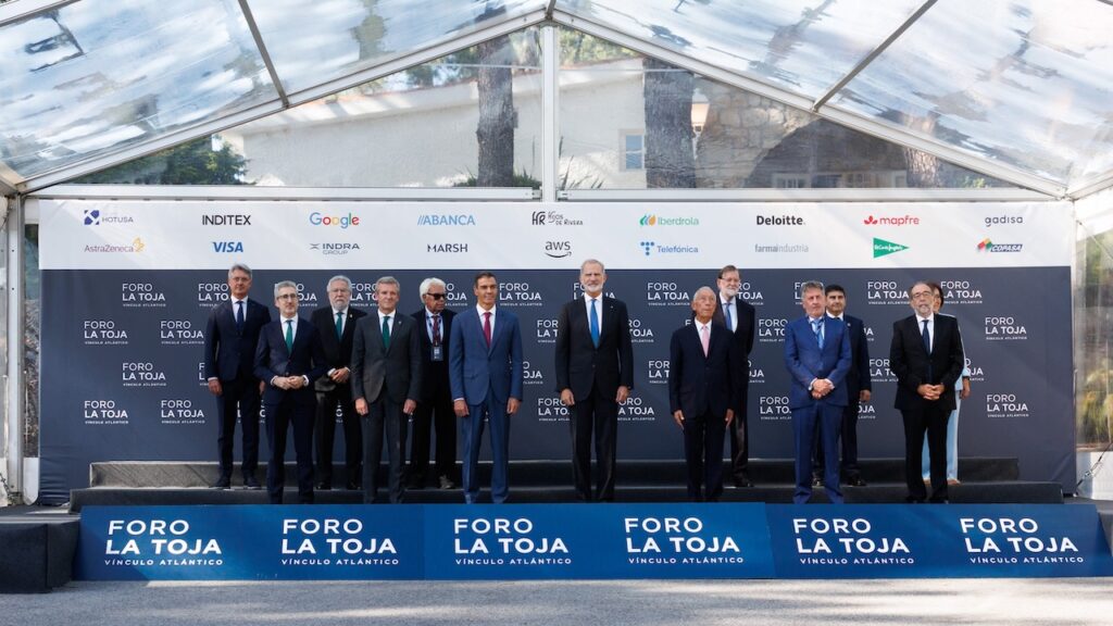 Alfonso Rueda, con el Rey Felipe VI, Pedro Sánchez y otras autoridades, como Felipe González y Mariano Rajoy, en el Foro La Toja.