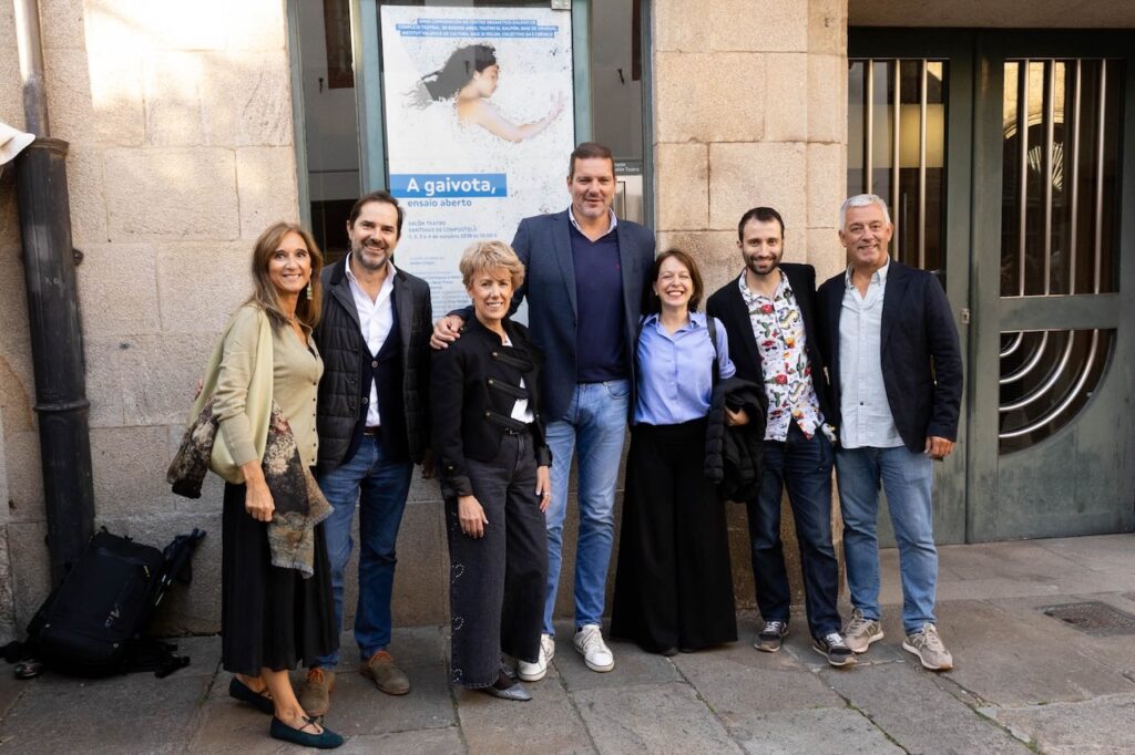 El conselleiro de Cultura, Lingua e Xuventude, José López Campos (centro), asistió al estreno de A gaivota, ensaio aberto en Santiago.