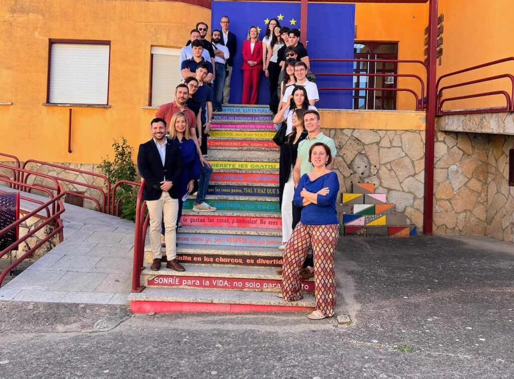 La directora de Relaciones Institucionales y Acción Exterior de la Consejería de la Presidencia, Ruth Andérez (arriba en el centro), en Aldeadávila de la Ribera (Salamanca) con los participantes en el encuentro de jóvenes europeístas.
