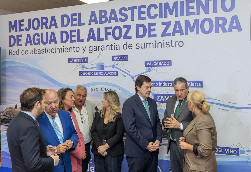El presidente de la Junta de Castilla y León, Alfonso Fernández Mañueco, durante su visita a Morales del Vino.
