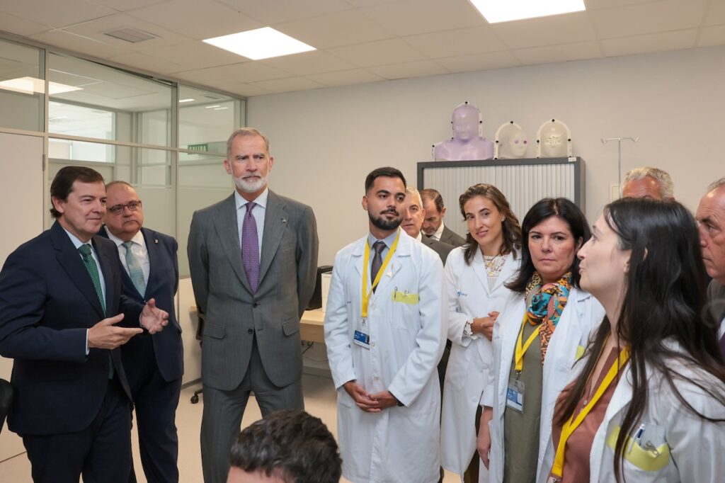 El presidente de la Junta de Castilla y León, Alfonso Fernández Mañueco, con el Rey Felipe VI en el Hospital de Soria.