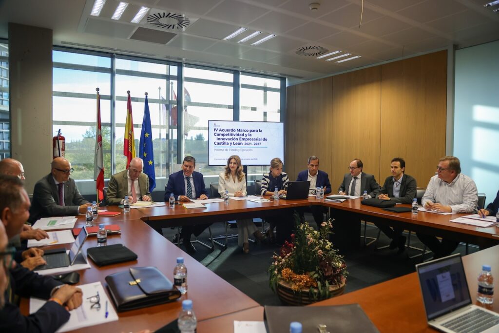 El consejero Carlos Fernández Carriedo (centro al fondo), en la reunión de seguimiento.