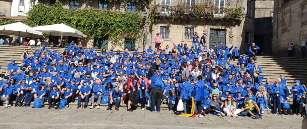 El conselleiro de Emprego, Comercio e Emigración, José González, y el secretario xeral da Emigración, Antonio Rodríguez Miranda, se unen a los participantes en la edición de este año del programa Reencontros con Galicia para la foto de familia.